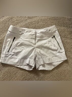 Elle White Button-Front Skirt with Branded Red Tag
